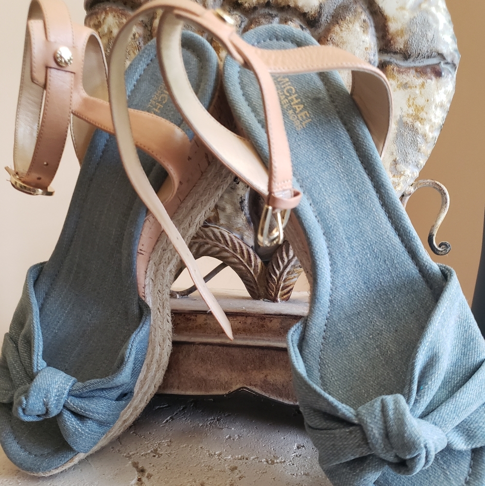MICHEAL KORS DENIM WEDGE SANDAL - Picture 3 of 7